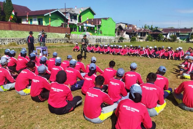 Danramil 04/Karangkobar Berikan Semangat dan Motivasi Kepada Anggota Paskibra