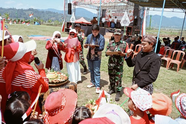 Pelaksanakan Kirab Merah Putih Suatu Bukti Kemanunggalan Tni Dengan Rakyat Yang Selalu Terjaga