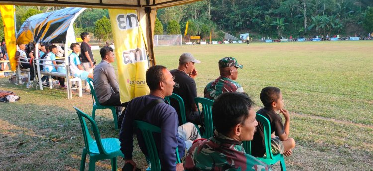 Babinsa Bersama Bhabinkamtibmas Melaksanakan Pengamanan Sepak Bola Giri Cup