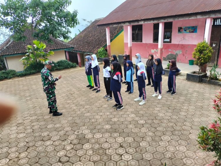 Membentuk Karakter dan Disiplin Sejak Dini, Babinsa Berikan Pelatihan Peraturan Baris Berbaris Tingkat SD