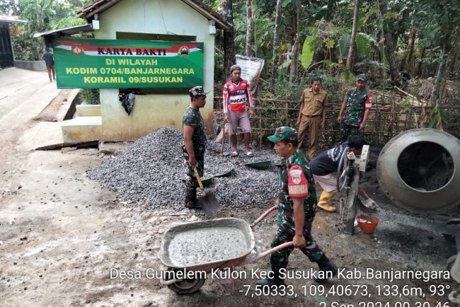 Babinsa Kerja Bakti Membuat Saluran Irigasi Bersama Dengan Warga