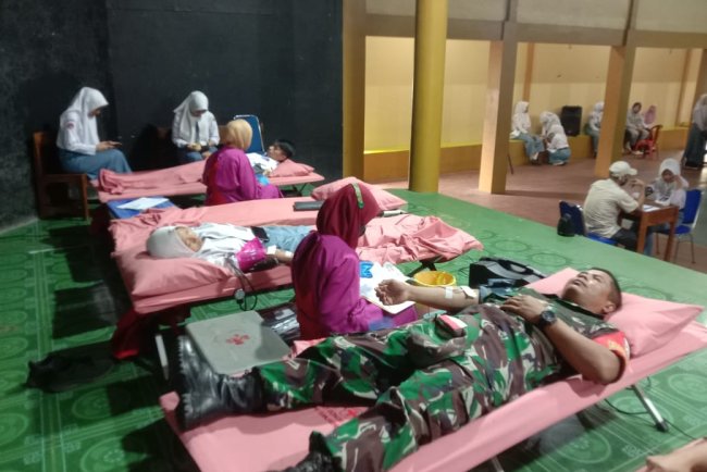 Babinsa Koramil 04/Karangkobar Ikuti Donor Darah Di Sma Negeri 1 Karangkobar