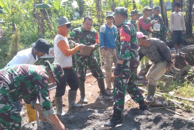 Danramil 06/Kalibening beserta anggota laksanakan Kerja Bakti Pembangunan Talud