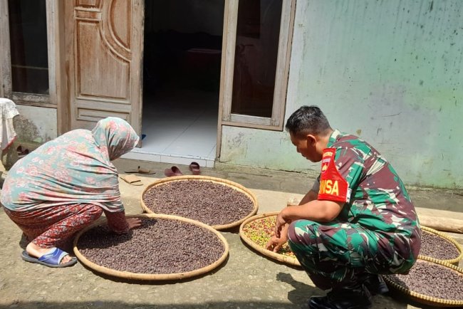 Babinsa Koramil Madukara Jalin Silaturahmi Bersama Petani Kopi Di Desa Binaan Lewat Komsos