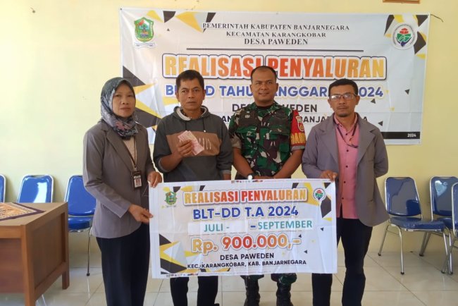 Babinsa Koramil 04/Karangkobar Serka Purnomo Dampingi Penyaluran BLT DD Desa Paweden