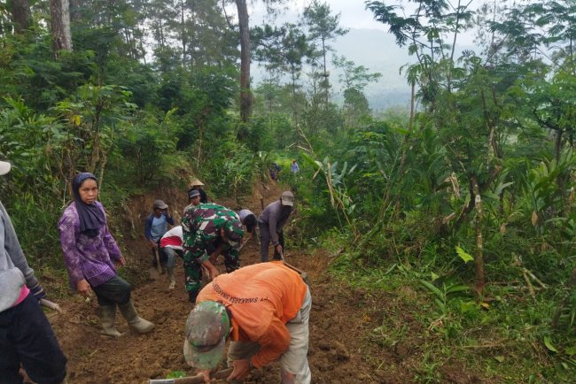Babinsa Koramil 04/Karangkobar Motori Kerja Bakti Pembuatan Jalan Usaha Tani Desa Pasuruhan
