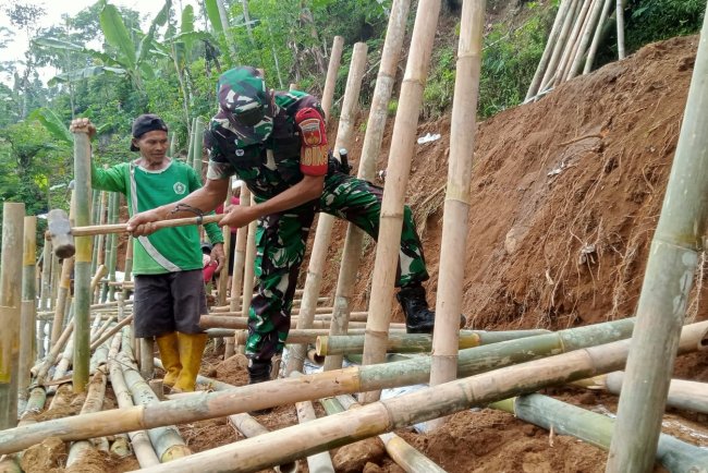Babinsa Koramil 04/Karangkobar Kerja Bakti Pembuatan Talud Jalan Usaha Tani