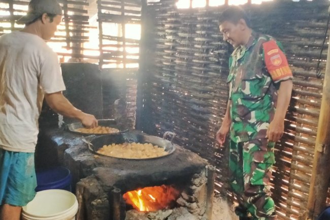 Babinsa Bersama Warga Selalu Semangat Dalam Memajukan Umkm