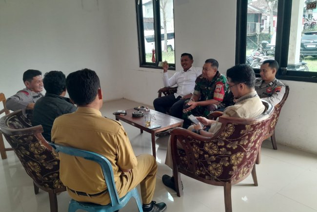 Pererat Silaturahim Babinsa Bersama Forkopincam Jalin Komsos Dengan Aparatur Pemerintah Desa