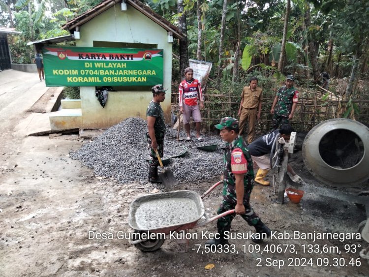 Babinsa Kerja Bakti Membuat Saluran Irigasi Bersama Dengan Warga