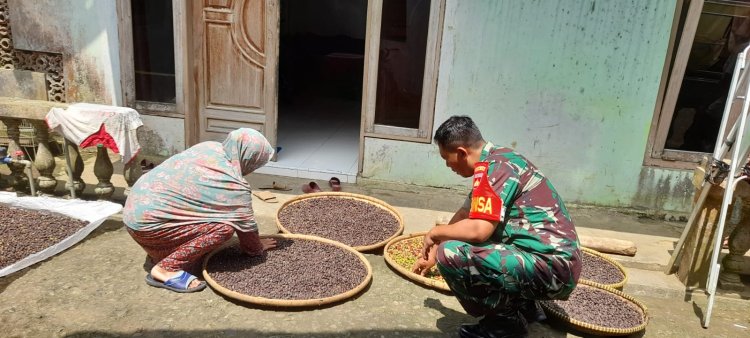 Babinsa Koramil Madukara Jalin Silaturahmi Bersama Petani Kopi Di Desa Binaan Lewat Komsos