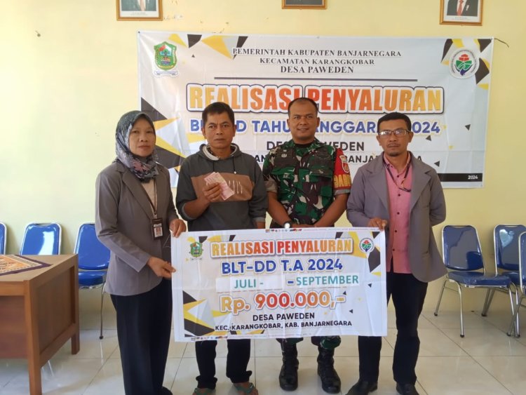 Babinsa Koramil 04/Karangkobar Serka Purnomo Dampingi Penyaluran BLT DD Desa Paweden