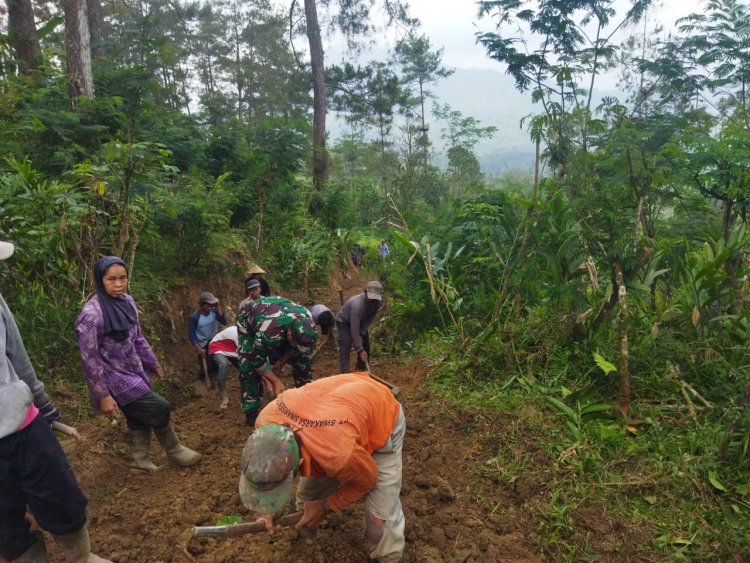 Babinsa Koramil 04/Karangkobar Motori Kerja Bakti Pembuatan Jalan Usaha Tani Desa Pasuruhan