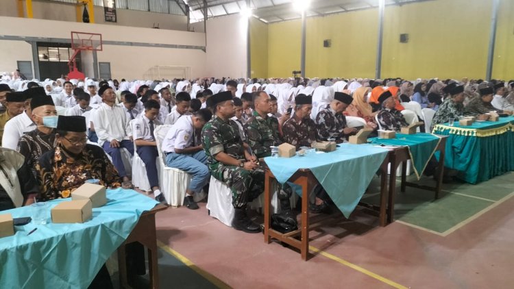 Tingkatkan Silaturahmi, Babinsa MengHadiri Undangan Maulid Nabi Muhammad SAW di SMK N 1 Punggelan