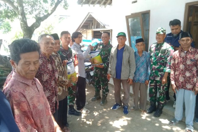 Danramil Dan Babinsa Mendampingi Penyaluran Bibit Padi