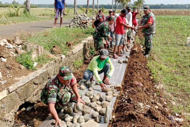 Babinsa Koramil 09 Susukan Bantu Pengerjaan Saluran Irigasi