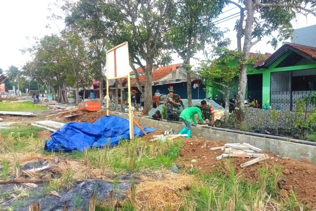 Babinsa Bantu Pengecoran Irigasi Untuk Pertanian