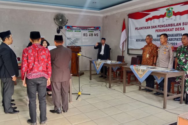 Hadiri Pelantikan Perangkat Desa, Babinsa Koramil 11/Punggelan Harapkan Pejabat Baru Mendedikasikan Untuk Kepentingan Masyarakat 