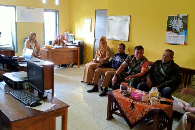 Tingkatkan Silaturahmi Babinsa Sambangi Kantor Desa Paweden
