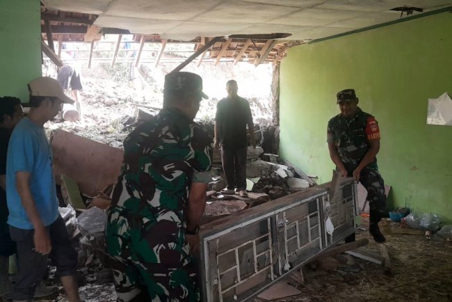 Koramil 04 Karangkobar Bantu Bersihkan Puing Tembok MI GUPPI yang Roboh Akibat Longsor