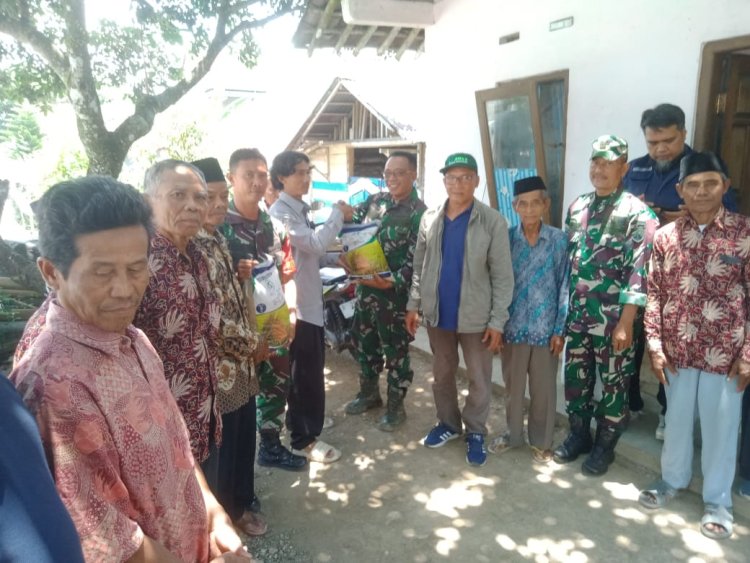 Danramil Dan Babinsa Mendampingi Penyaluran Bibit Padi