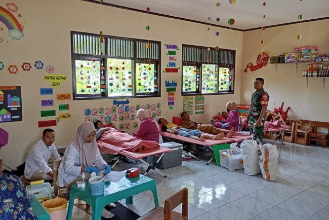 Babinsa Pantau Kegiatan Donor Darah Didesa Binaan 