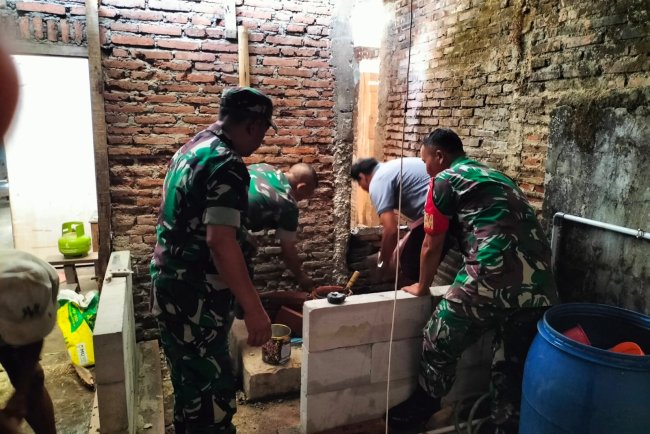 Babinsa Koramil 01 Banjarnegara Bantu Pengecatan dan Pemasangan Bata RTLH