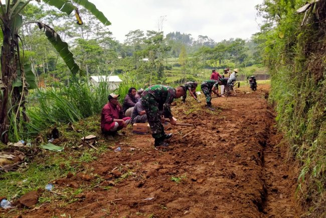 Ps. Danramil 02 Klampok Pimpin Gotong Royong Kerja Bakti Bersihkan Jalan Usaha Tani 