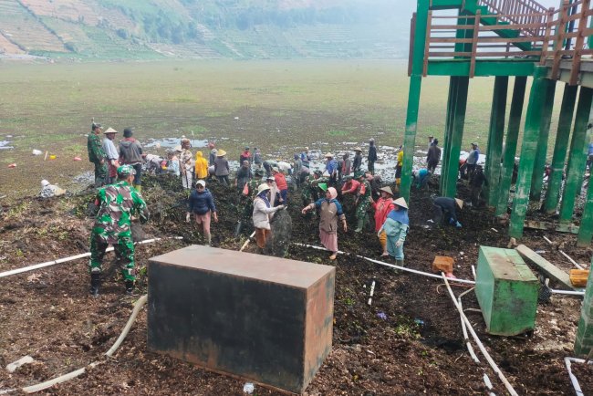 Danramil Ikuti Kerja Bakti Pembersihan Eceng Gondok bersama Masyarakat di Telaga Merdada