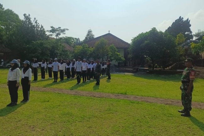 Tanamkan Kedisiplinan, Batuud Dan Babinsa Koramil 12/ Sigaluh Melatih PBB di SMA Negeri 1 Sigaluh