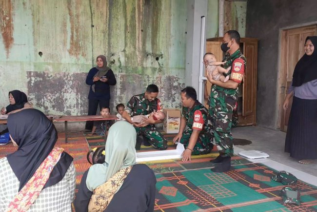 Babinsa Dampingi Posyandu untuk Dukung Program Pengentasan Stunting
