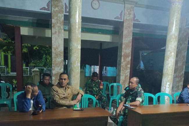 Danramil 14 Madukara Beserta Anggota Pantau Langsung Pembuatan Soal Ujian