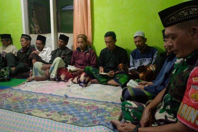 Wujud Kedekatan Dan Kepedulian Babinsa Hadiri Acara Tahlilan 