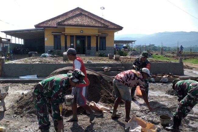 Babinsa Dan Warga Laksanakan Karya Bakti Untuk Menjalin Kebersamaan