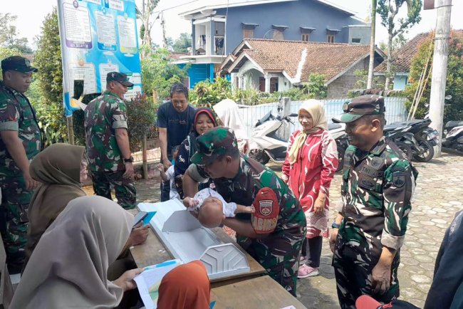 Danramil Dampingi Petugas Berikan Layanan Posyandu Demi Wujudkan Balita Sehat Bebas Stunting