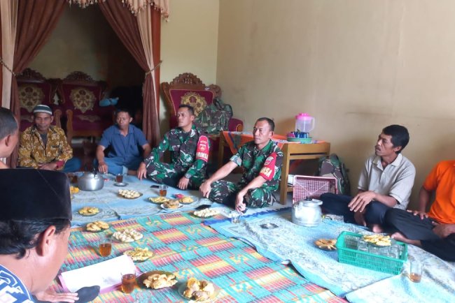 Babinsa Dampingi BPP Sosialisasi Program Pipanisasi Lahan Pertanian