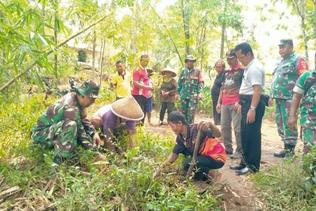 Penghijauan di Bantaran Sungai Serayu Babinsa dan Warga Tanam Pohon Berbuah