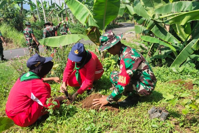 Babinsa Serta Elemen Masyarakat Laksanakan Tanam Pohon