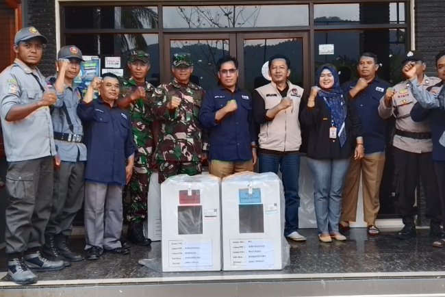 Babinsa Koramil 14/Madukara Dampingi Pendistribusian Logistik Pilkada 