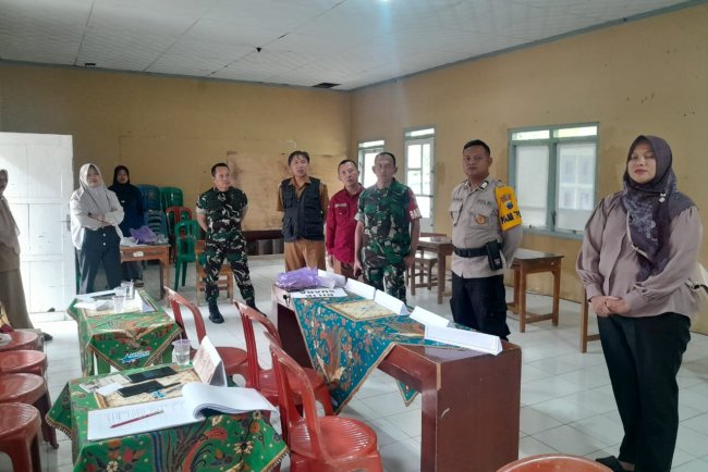 Danramil Bersama Forkopincam Karangkobar Turun Lapangan Cek Kesiapan TPS Pastikan Tanpa Gendala