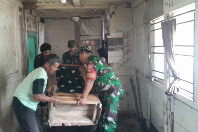 Babinsa Koramil 04/Karangkobar  Sigap Bantu Warga, Evakuasi Dapur Rumah Roboh Diterjang Hujan