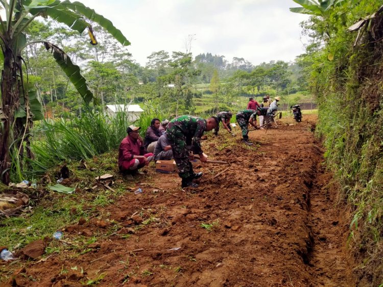 Ps. Danramil 02 Klampok Pimpin Gotong Royong Kerja Bakti Bersihkan Jalan Usaha Tani 