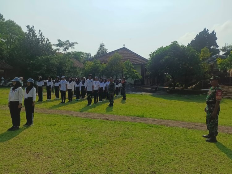 Tanamkan Kedisiplinan, Batuud Dan Babinsa Koramil 12/ Sigaluh Melatih PBB di SMA Negeri 1 Sigaluh