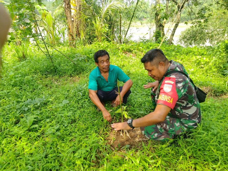 Babinsa selalu bersama Warga Desa Binaan