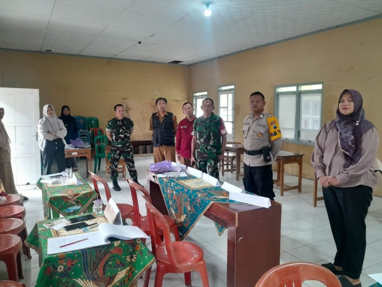 Danramil Bersama Forkopincam Karangkobar Turun Lapangan Cek Kesiapan TPS Pastikan Tanpa Gendala