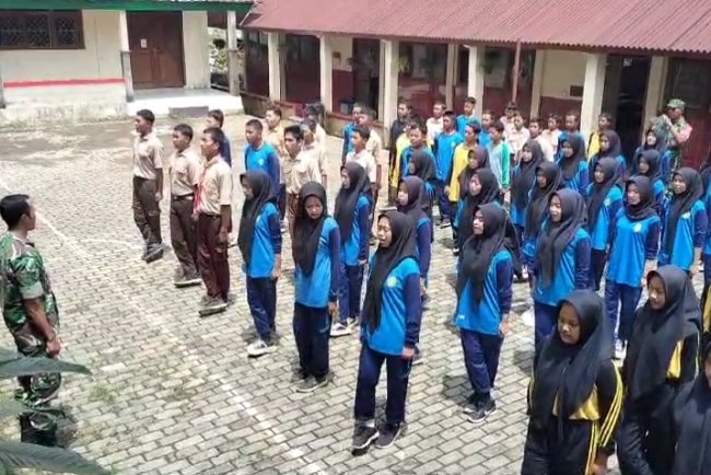 Latihan PBB Babinsa Bentuk Mental dan Karakter Siswa siswi SMPN 5 satu atap Kalibening