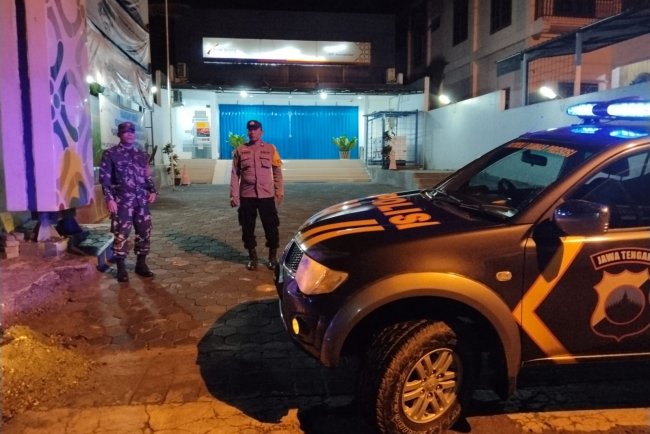Jaga Wilayah Tetep Kondusulif Babinsa Bersama Bhabinkamtibmas Karangkobar Melaksanakan Patroli Malam Hari