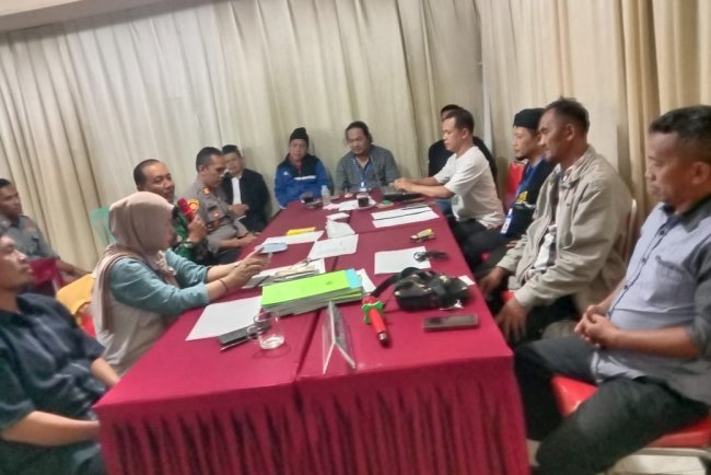 Danramil 14 Madukara Pantau Pembuatan Soal Ujian Perangkat