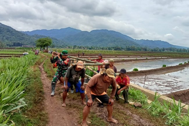 Babinsa Bersama Poktan Gotong Royong Pembuatan Sumur Bor Untuk Optimalisasi Lahan Pertanian