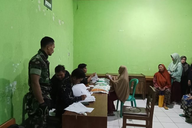 Babinsa Melaksanakan Pendampingan Pembagian Bantuan Pangan Berbentuk Beras
